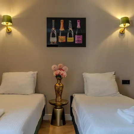 Hotel 83